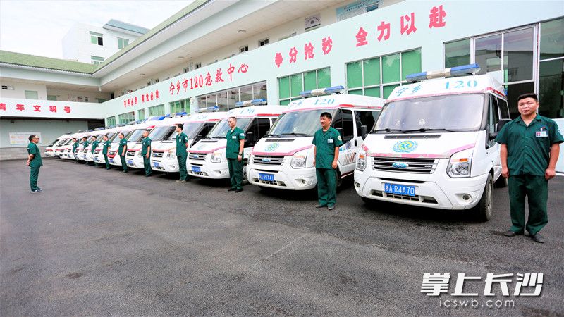 宁乡市构建全域立体急救网，打通抢护生命健康的绿色通道。设在宁乡市人民医院的120急救中心，现代化的急救车整装待发。