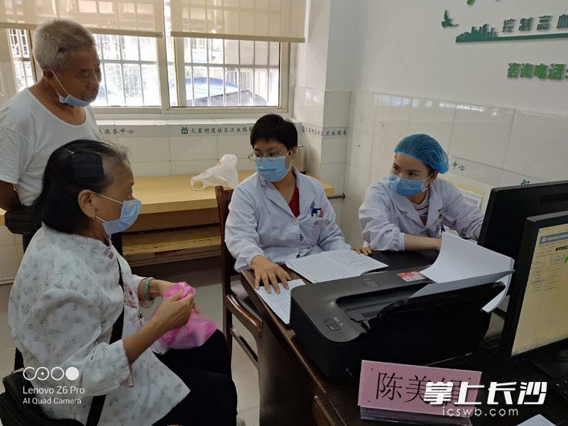 芙蓉区各街道社区卫生服务中心与湖南省人民医院搭建起紧密型医联体。图为湖南省人民医院主任医师陈美娟在社区坐诊。