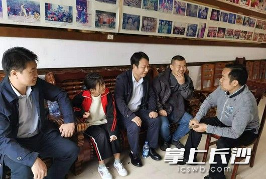 中医“三博士”志愿者向贫困县老师了解孩子的情况。