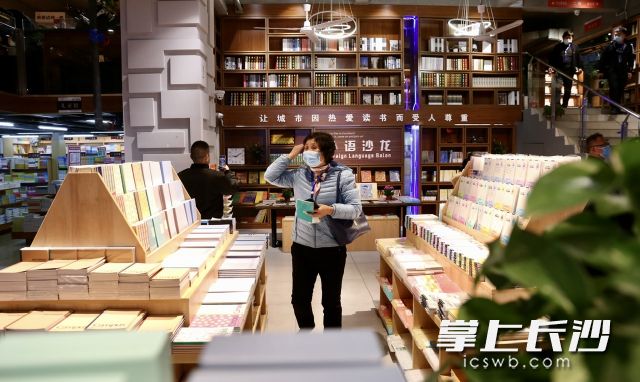 与会代表在卡乐书城参观。