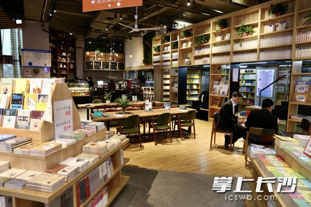 实体书店不能局限于传统模式的只卖书，必须寻求“阅读+”的转型创新。