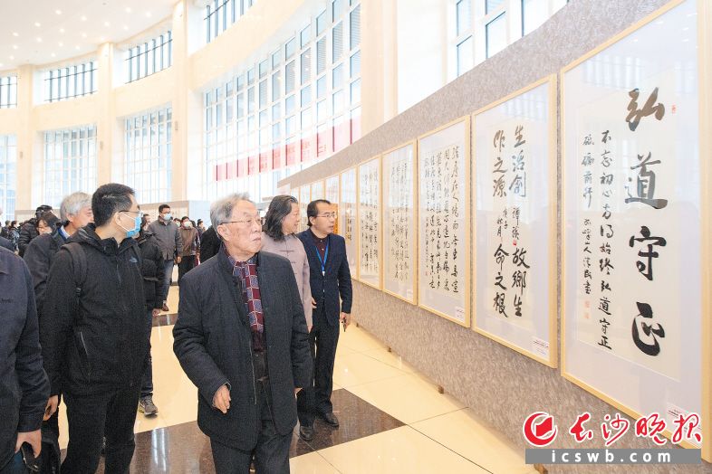 第二届书堂山当代文人书法周书法美术作品展上，书法家们一起观看展览。　　长沙晚报全媒体记者 邹麟 摄