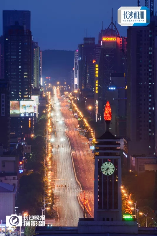 2018年,夜色中的长沙火车站 2018年,夜色中的长沙火车站