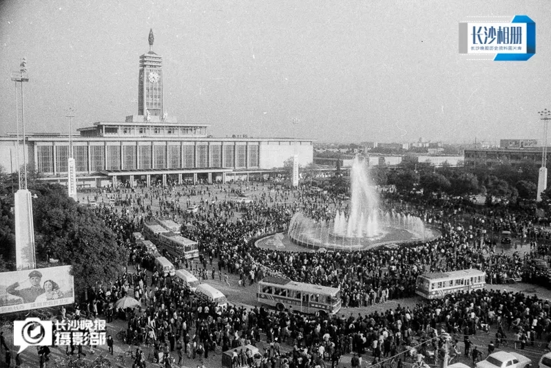 1988年11月,彭立珊先生捐赠的火车站广场喷泉竣工开放 1988年11月,彭立珊先生捐赠的火车站广场喷泉竣工开放