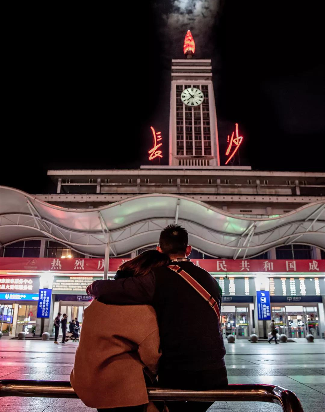 一对情侣相拥而坐 一对情侣相拥而坐