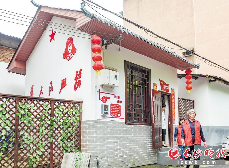 左家塘街道将“民情哨岗”建在居民家门口，党员志愿者呵护家园文明、帮解邻里难题。 陈飞 摄