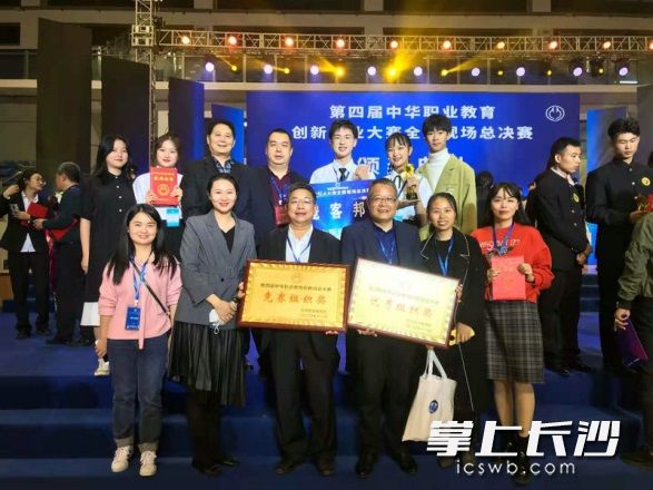 指导老师和获奖选手合影。