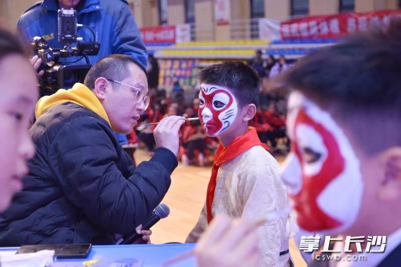 进校的京剧大师正在为学生勾画脸谱。   均为学校供图