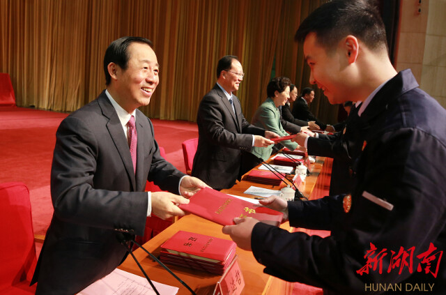 省委书记许达哲，省委副书记、省政府党组书记毛伟明等为省劳动模范和先进工作者颁奖。