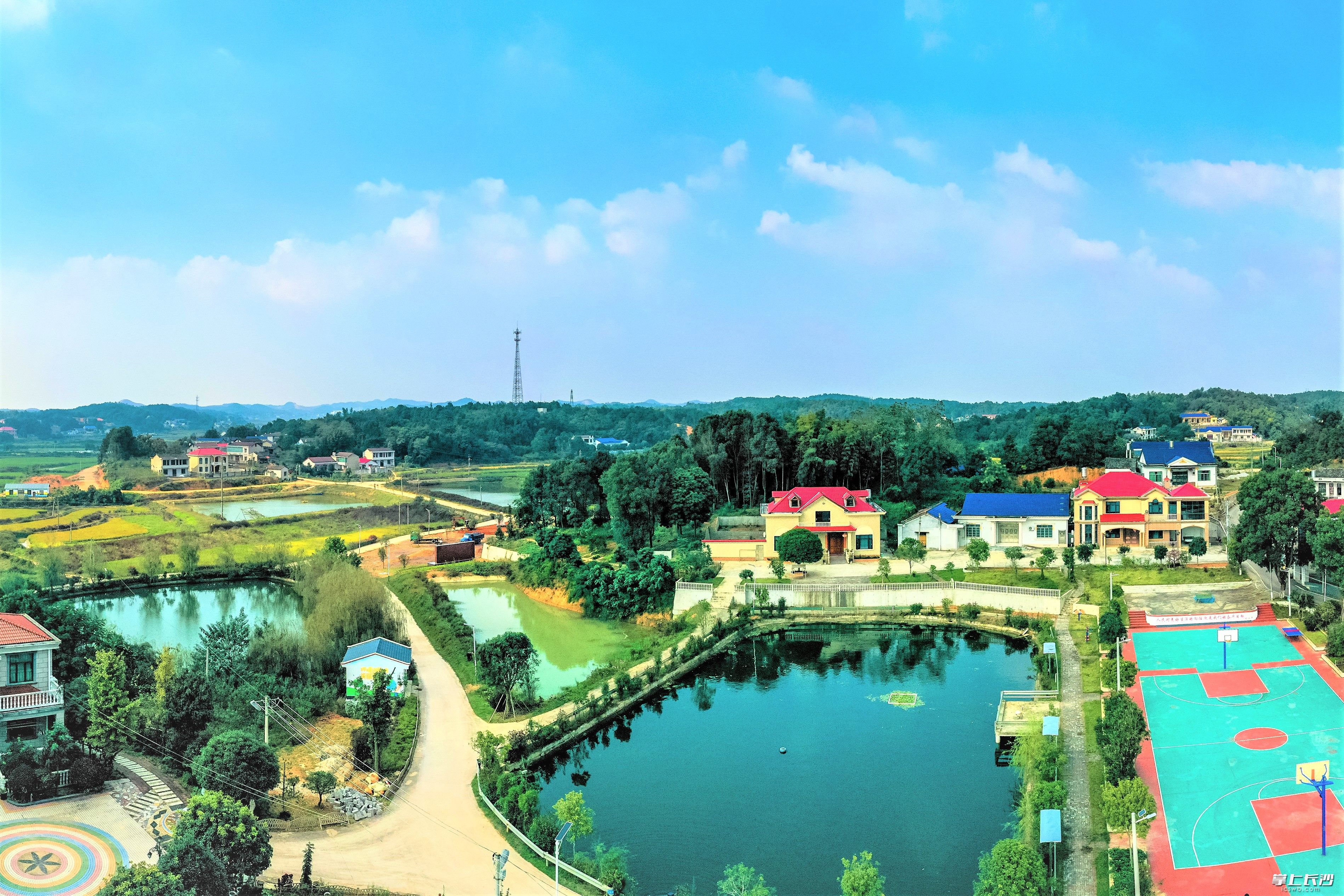 宁乡市喻家坳乡湖溪塘村建设的美丽屋场风景宜人。长沙晚报全媒体记者 陈飞 摄