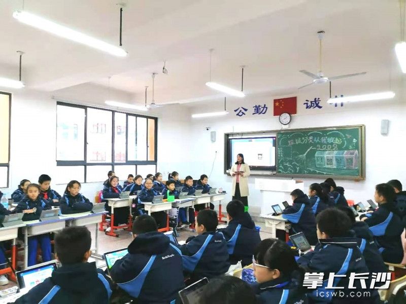 南雅湘江中学曾霞老师开展主题班会课。所有照片由学校提供。