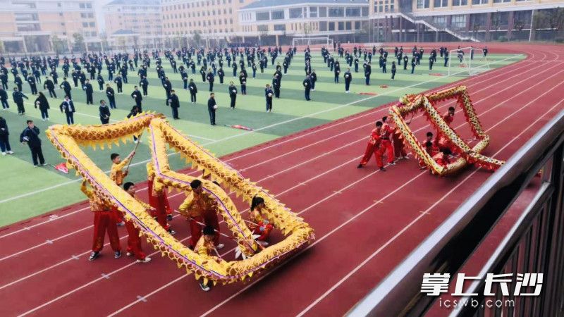 学校向来校嘉宾展示了特色课程。