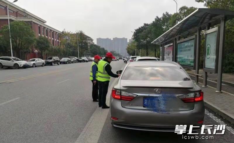 志愿者走向街头宣传交通安全。