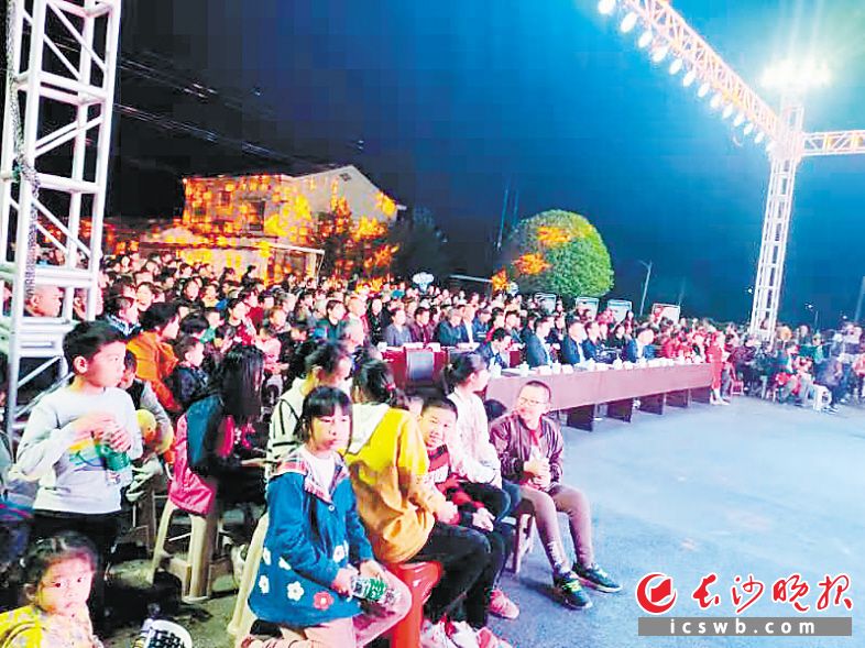 望城区桥驿镇杨桥村尤子岭移民安置区，居民们正在欢天喜地看大戏。均为资料照片