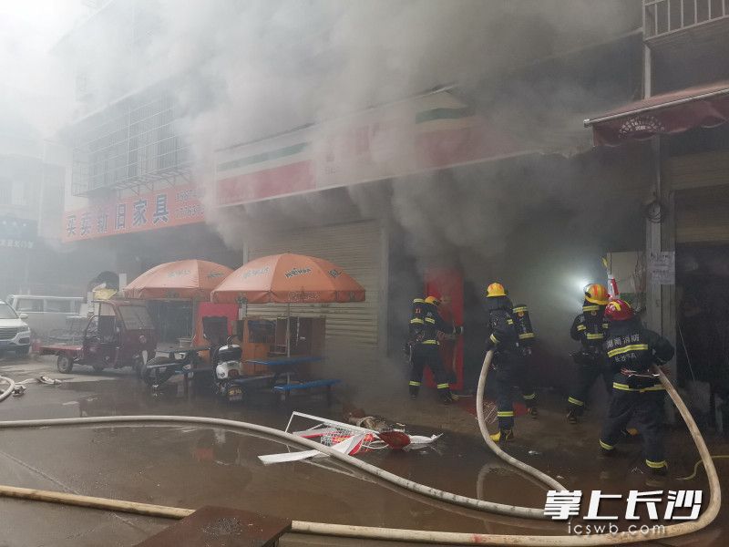 近日发生在岳麓区某小区的一起火灾事故现场，消防指战员将大火成功扑灭。长沙消防供图