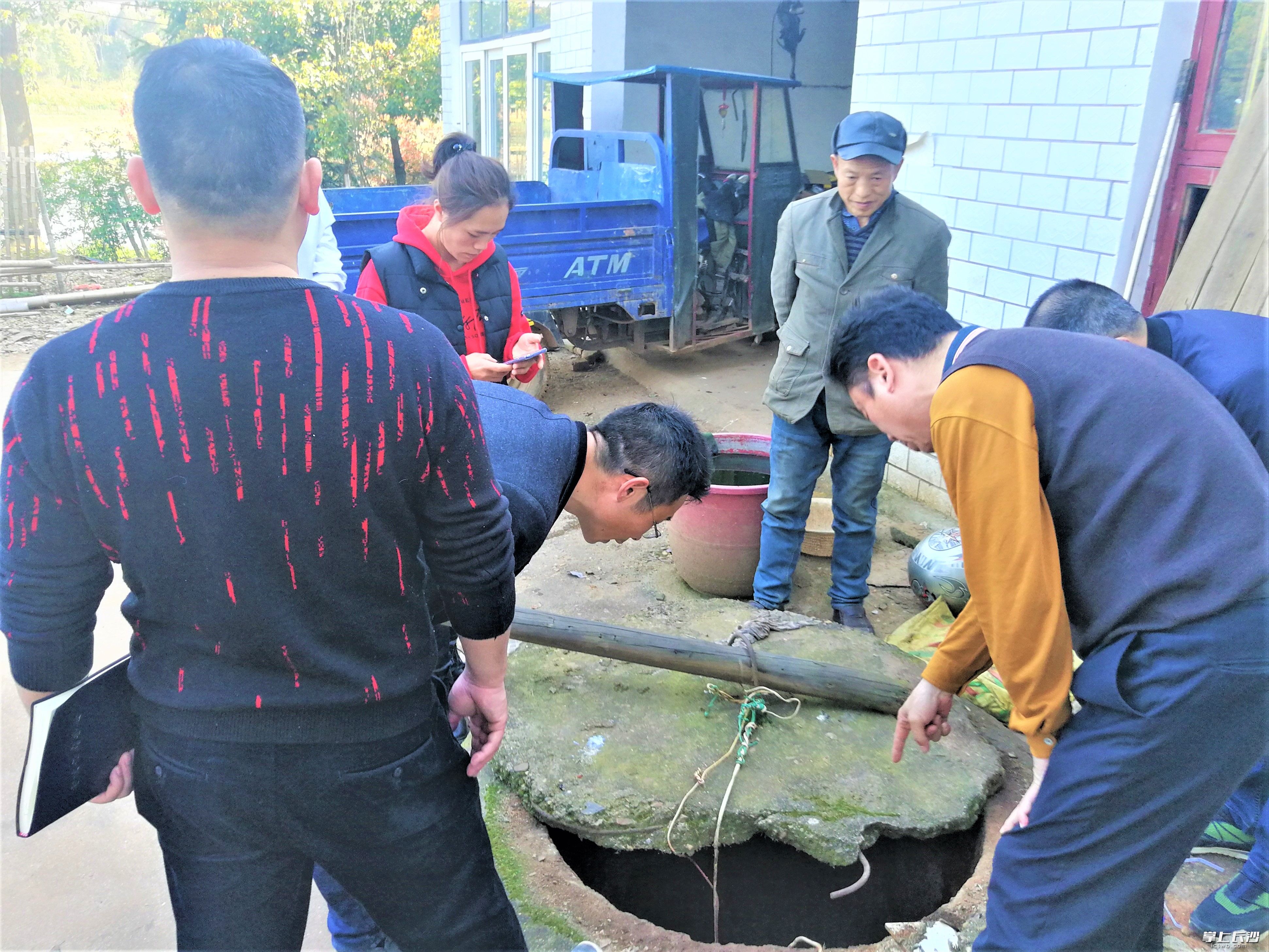 在宁乡市双江口镇罗巷新村，镇村党员干部得知五保户刘跃进家里的井水有时水量不足，马上走访仔细查看，并表示一定保证生活用水供应。长沙晚报全媒体记者 张禹 摄