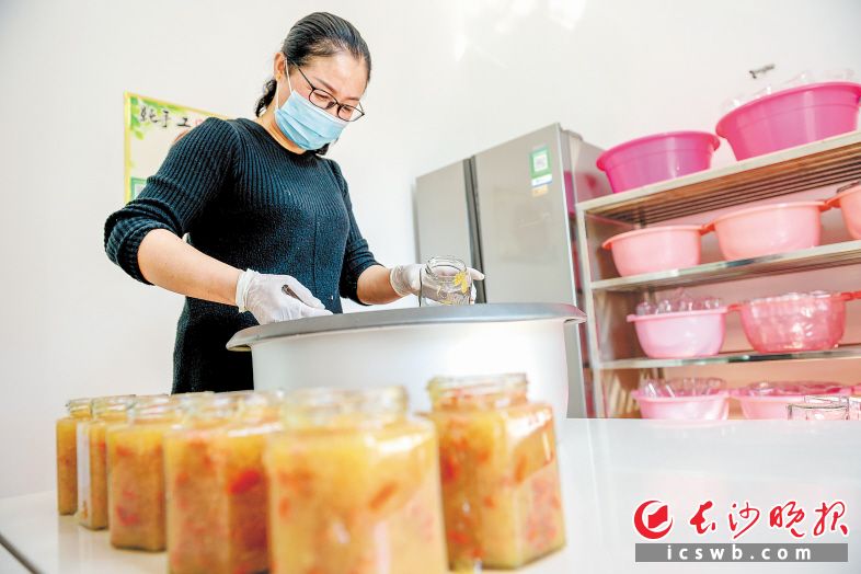 芦塘村村民周向华正在家里自制蜂蜜柚子茶，因为味道好，很受游客欢迎。