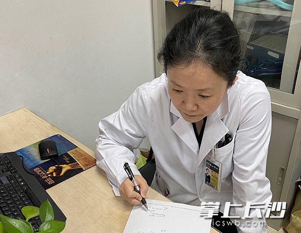田庄医师为一位老年野生型转甲状腺素蛋白淀粉样变心肌病患者开出首张处方。