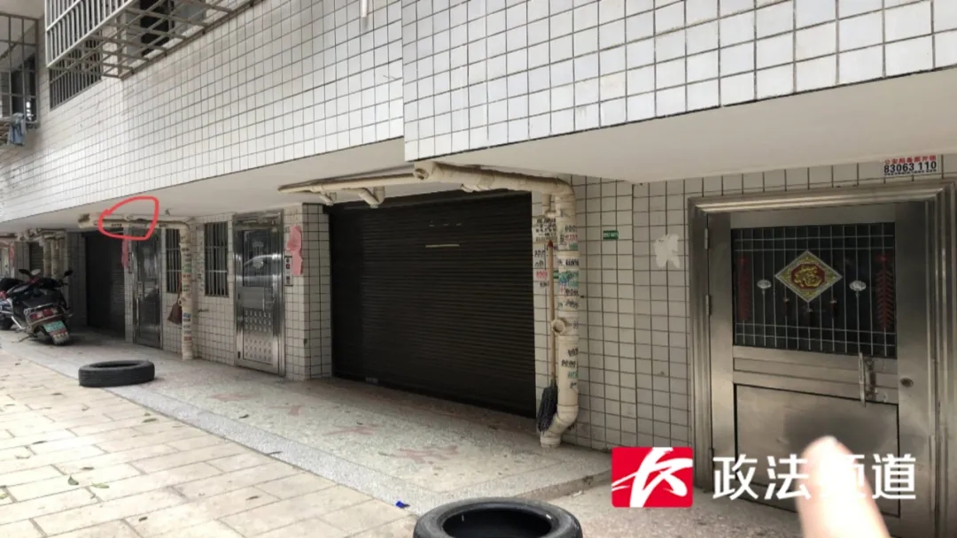 ▲陈江发现隐藏的小型摄像头