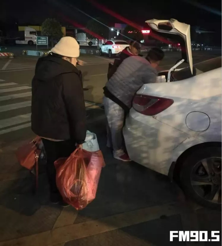 家属从贵州赶来将一家三口接回老家。
