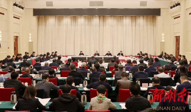 （12月9日上午，省委书记许达哲主持召开中国（湖南）自由贸易试验区工作领导小组第一次会议。）