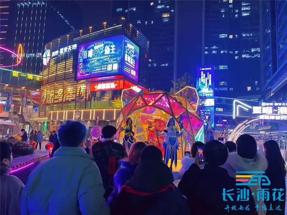 雨花区复地·星光天地人声鼎沸，市民消费热情高涨。