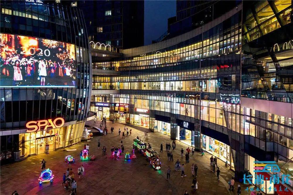 长沙网红打卡地“德思勤”吸引了众多品牌首店进驻。