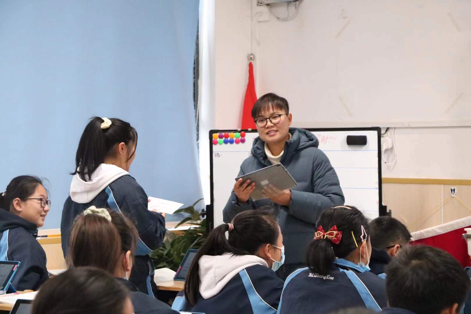 老师在利用平板电脑进行课堂教学中。均由学校供图 老师在利用平板电脑进行课堂教学中。均由学校供图