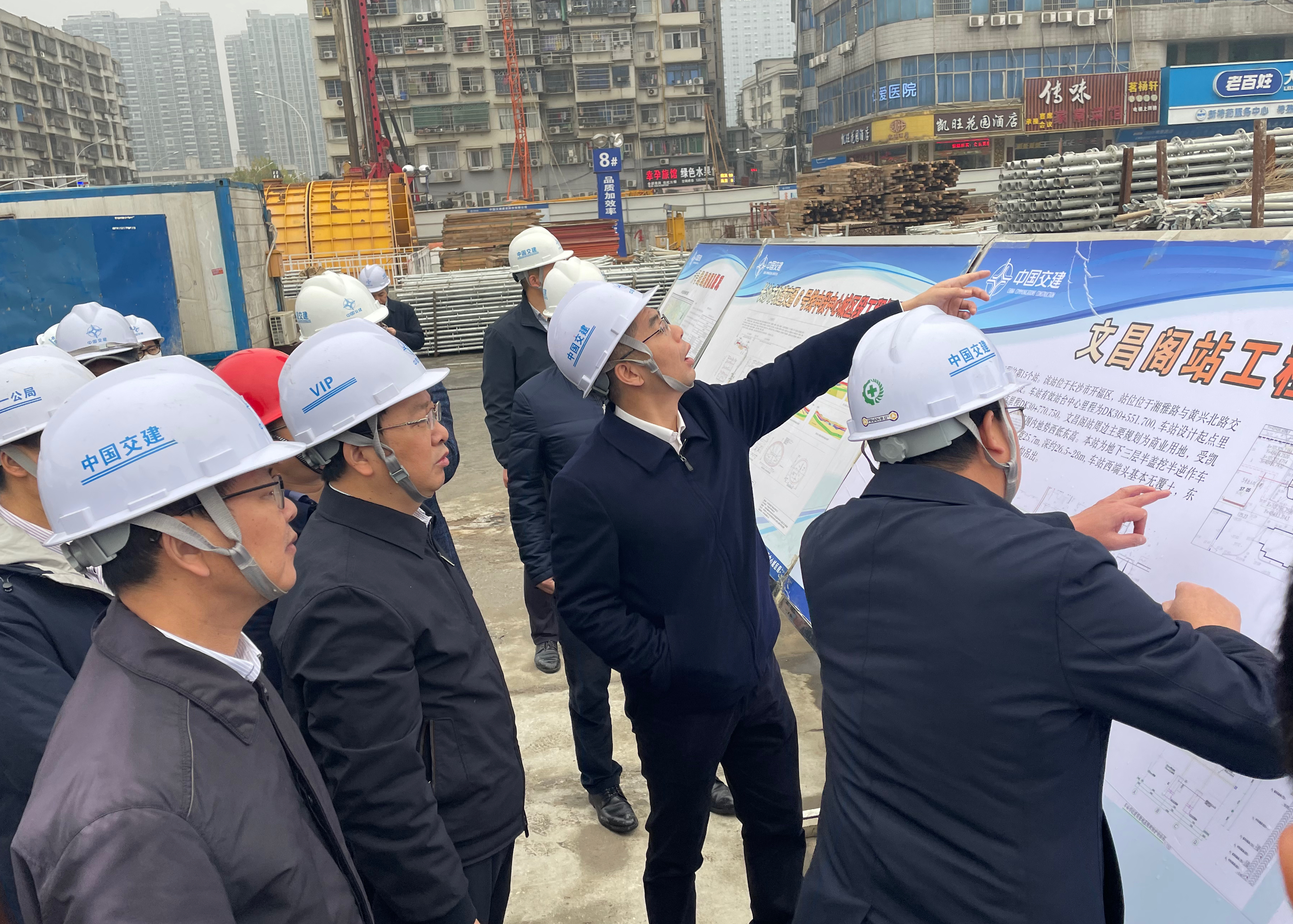 谭勇带队正在地铁6号线文昌阁站检查。均为长沙晚报全媒体记者 陈焕明 摄