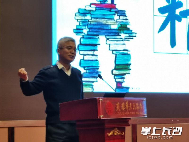 国科大招生负责人在咨询会上作演讲。