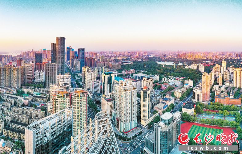清水塘街道地处芙蓉中路金融商贸区核心。 罗杰科 摄