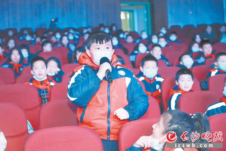 ↑讲座后，孩子们争相举手提问。