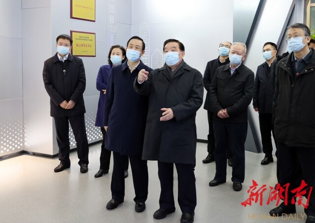 12月13日，中共中央政治局委员、全国人大常委会副委员长王晨在中南大学科技园考察科技成果转化情况。湖南日报·新湖南客户端记者 赵持 摄
