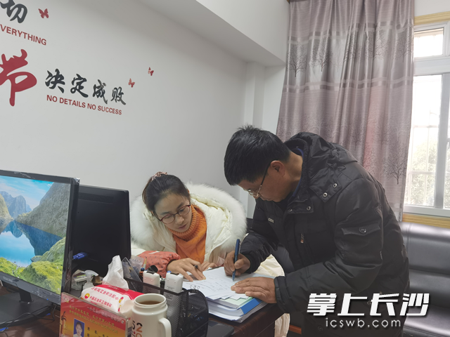 青竹湖街道社区卫生服务中心乡村医生现场签约。