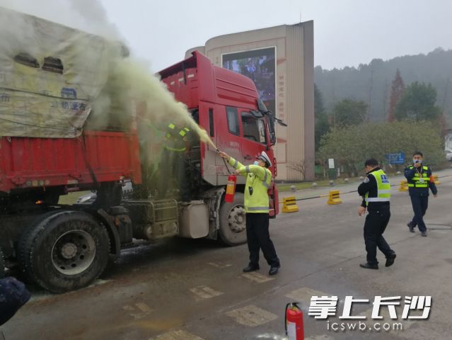 火灾救援现场。均为长沙晚报通讯员 欧阳丹妮 供图