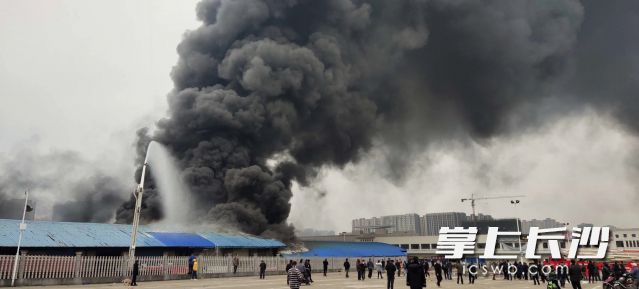 火灾现场，消防员正进行扑救。市民拍摄