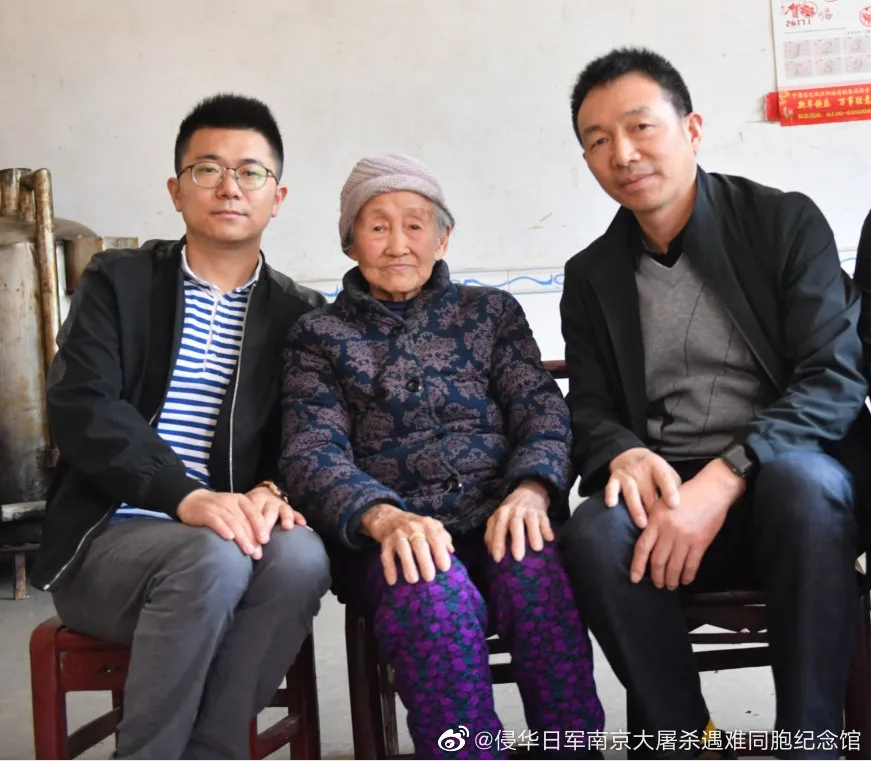 △侵华日军南京大屠杀遇难同胞纪念馆工作人员看望吴俸贞老奶奶