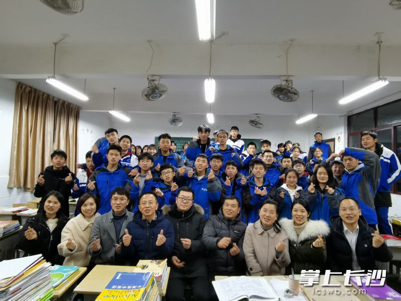 湖南师大附中王全胜、谢良、马正扬、欧阳红英、杨征宇、周曼、田静乐、杨旭东、刘冉旭9位老师组团在耒阳支教。均为长沙晚报通讯员 苏晓玲 摄