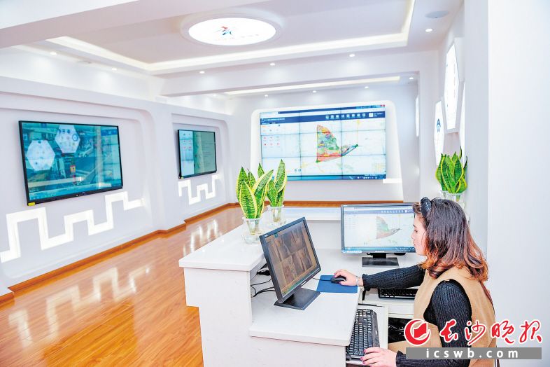 砂子塘街道的智慧化网格指挥中心内，信息化手段助力社会治理。陈飞 摄