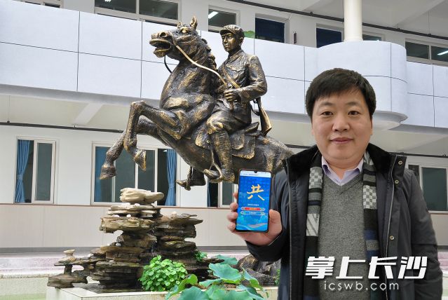 全国文明校园、长沙市育英学校校长周方苗推荐“共”字为2020湖南年度字。长沙晚报全媒体记者 岳霞 摄
