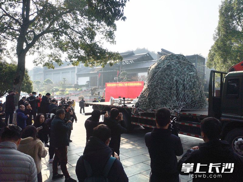 12月20日上午10时16分，经过两天的运输，神舟十号载人飞船返回舱从北京运抵韶山。照片均为长沙晚报全媒体记者 程放军 黄启晴 朱炎皇 摄