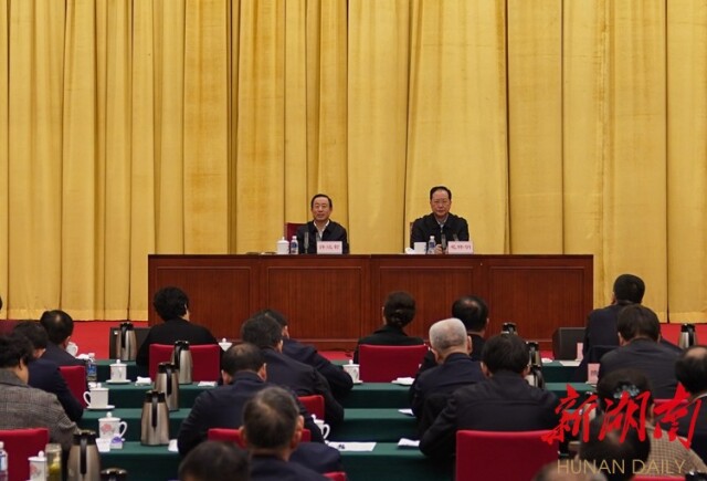 12月20日下午，我省召开会议传达学习中央经济工作会议精神。省委书记许达哲，省委副书记、代省长毛伟明分别传达了习近平总书记、李克强总理的重要讲话精神。 湖南日报·新湖南客户端记者 赵持 摄