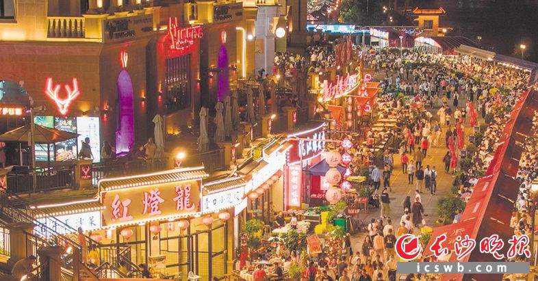 充满烟火味的“夜经济”给长沙增添了许多活力，提供了大量就业岗位。 长沙晚报全媒体记者 罗杰科 摄