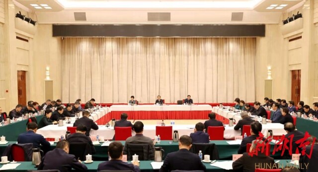 12月21日下午，省委常委会召开扩大会议，分析今年全省经济运行情况，研究明年经济工作的基本思路、主要目标和工作举措，省委书记许达哲主持并讲话。 湖南日报·新湖南客户端记者 赵持 摄