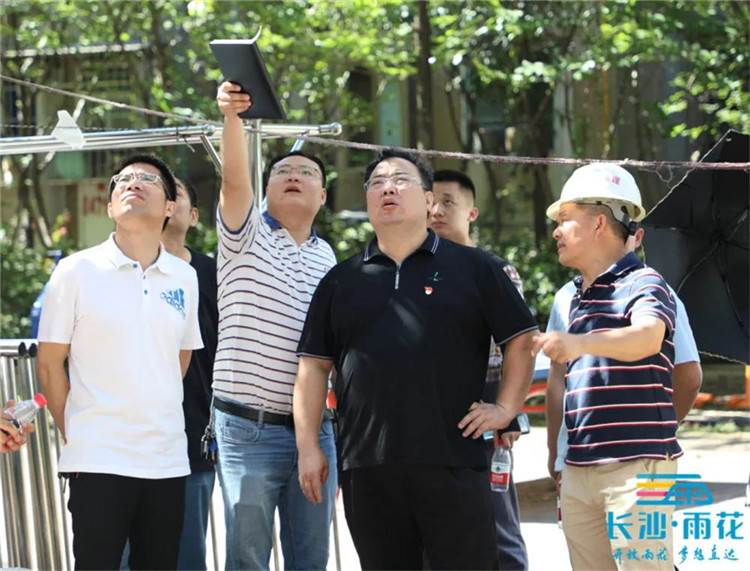 区城市人居环境局党组书记、局长尹江华（右二），检查老旧小区改造项目安全生产工作