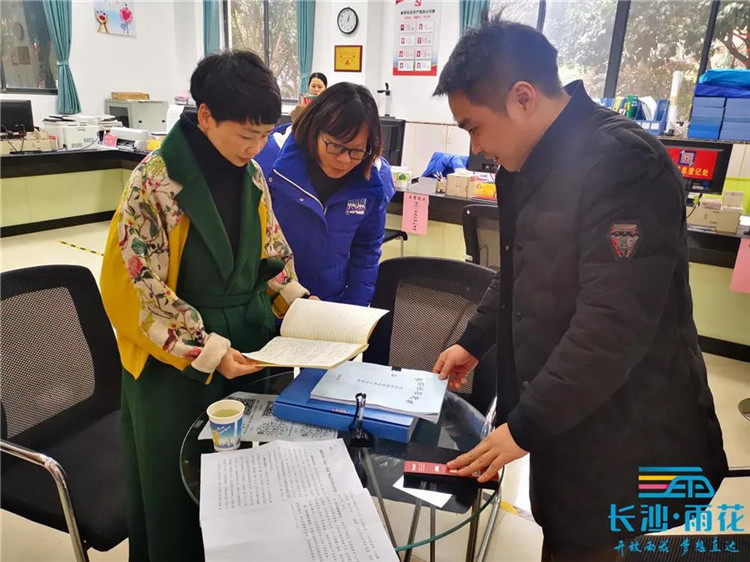 区民政局党组书记、局长章波（左一）深入基层指导社区治理工作。