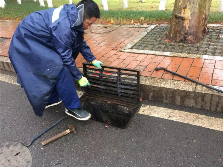李迪疏通下水管道。