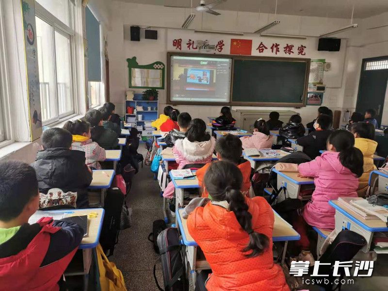 中南小学100多个班级5000多名学生同步观看直播。
