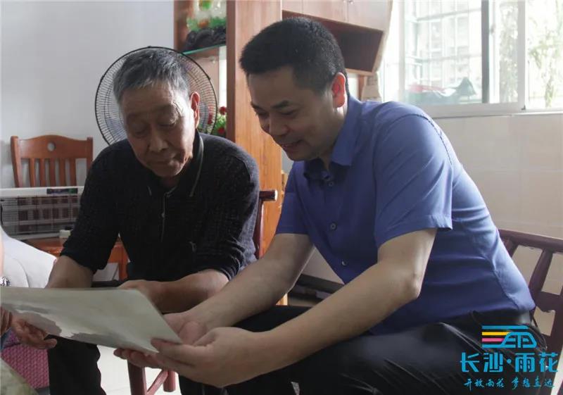 区行政审批服务局党组书记、局长朱映凯（右一）走访慰问联点社区群众。