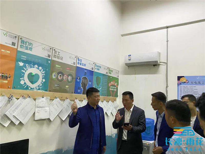 区国有资产事务中心党组书记、主任邹鹏（左一）对区属国企开展安全生产检查。